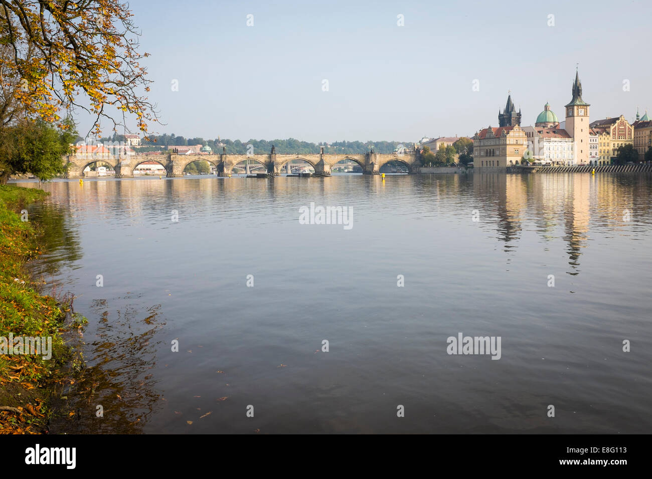 Praha, Prag, Karluv aus Strelecky Ostrov im Herbst Stockfoto