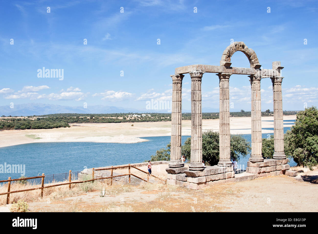 Portico de Curia, Augustobriga römische Ruinen, Valdecañas reservoir Stockfoto