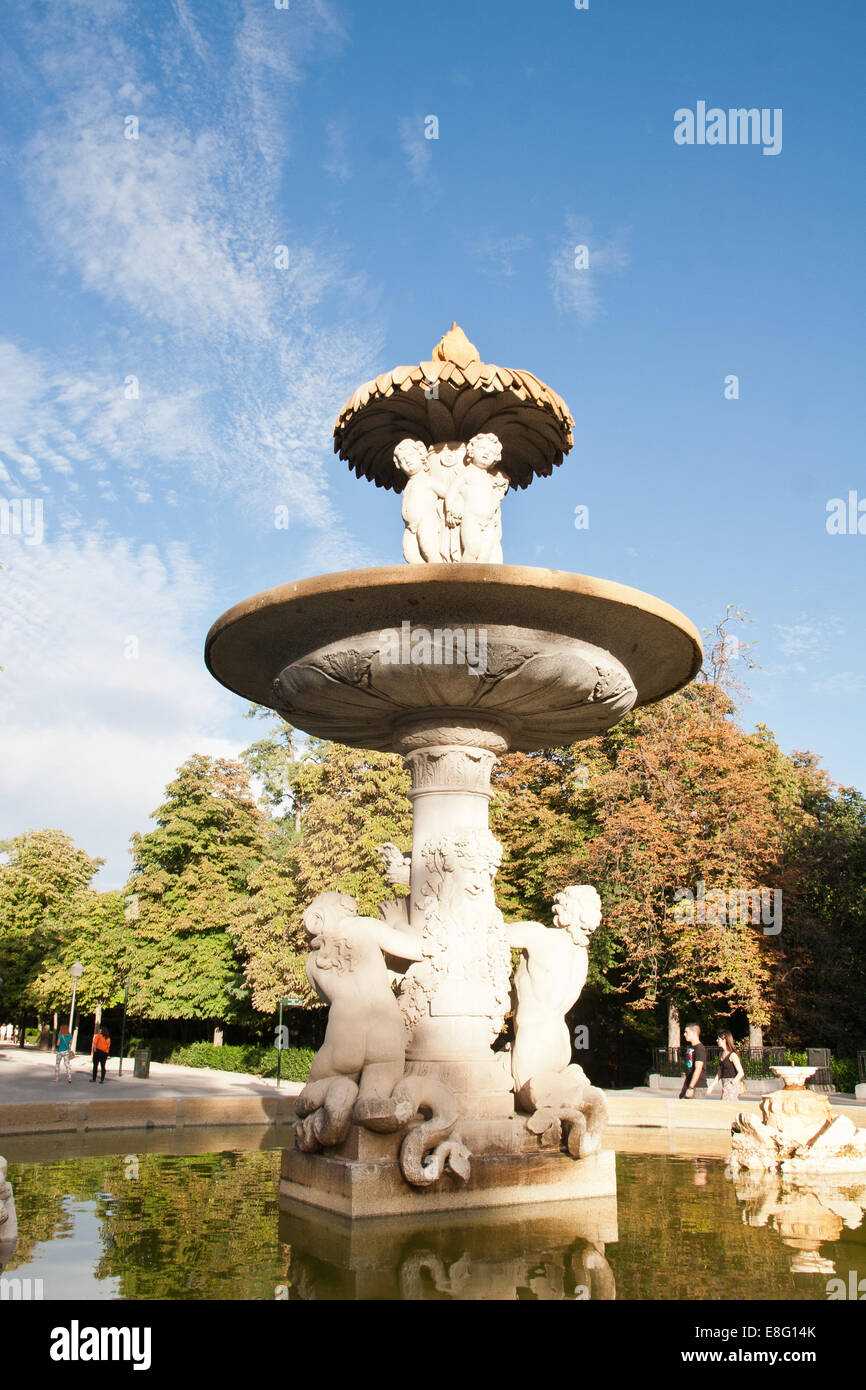 Fuente De La Alcachofa El Buen Retiro Park Madrid Stockfotografie Alamy