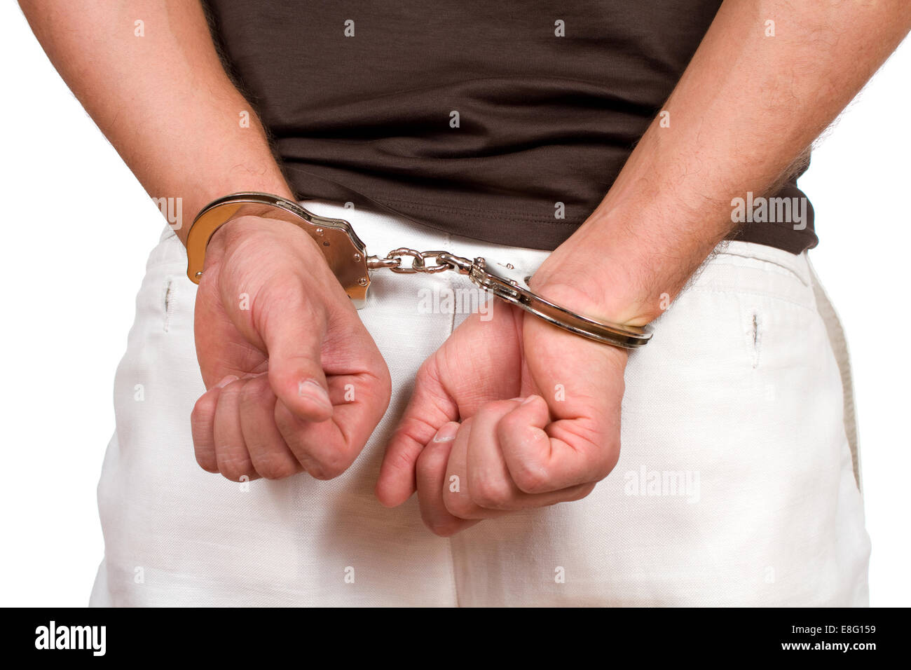 Mann in Haft hat seine Hände hinter seinem Rücken mit Handschellen gefesselt. Stockfoto