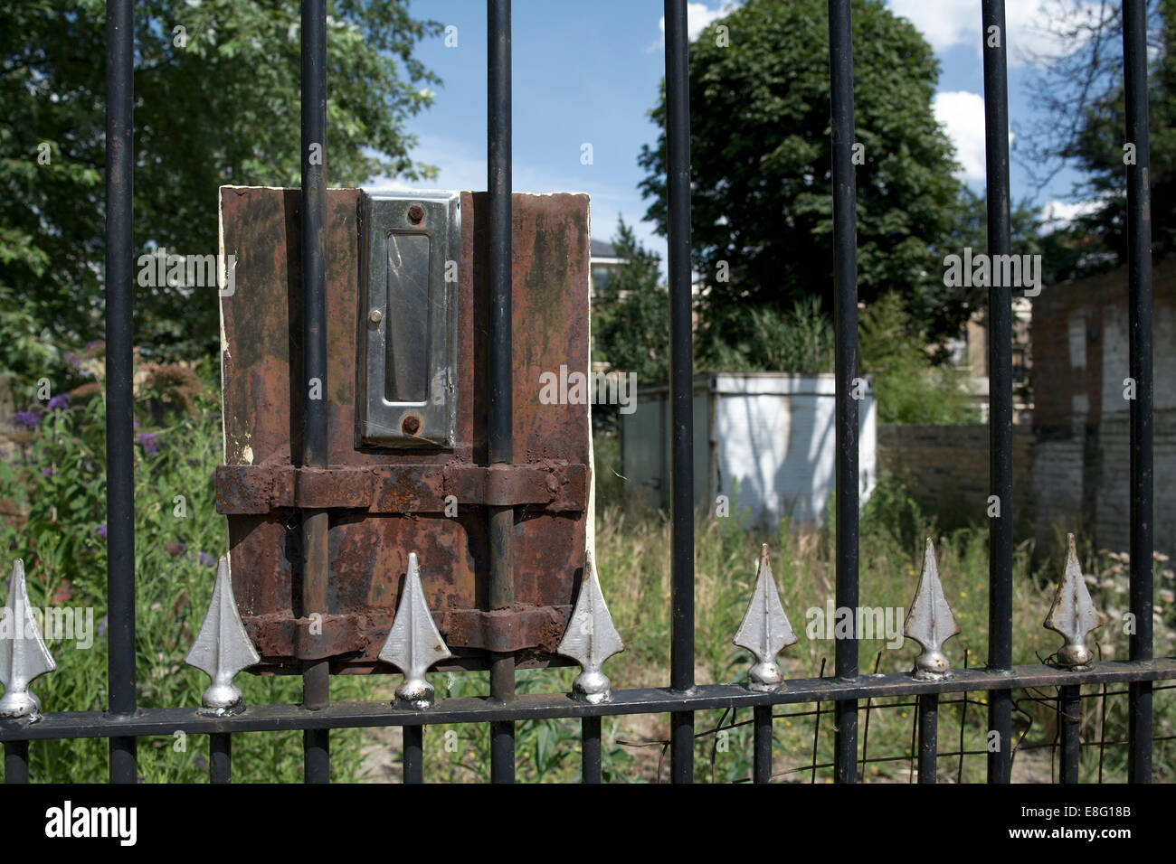 Wickham Mews, London, Great Britain rostigen Briefkasten am Zaun Brachfläche, SE4, England, UK Stockfoto