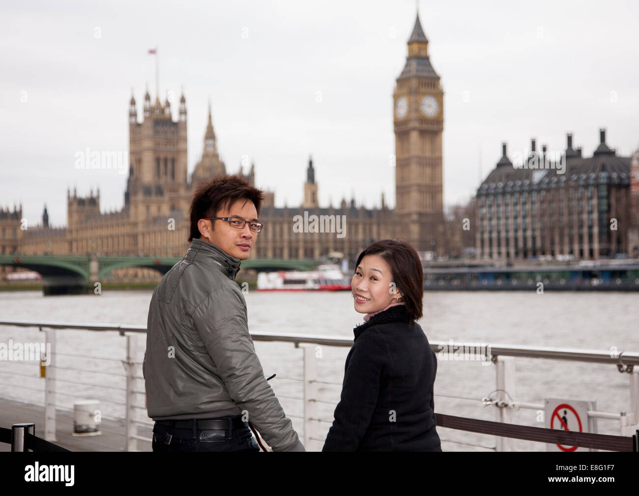chinesische asiatische paar Besuch in London (aus Singapur) Hand in Hand vor der Houses of Parliament Stockfoto