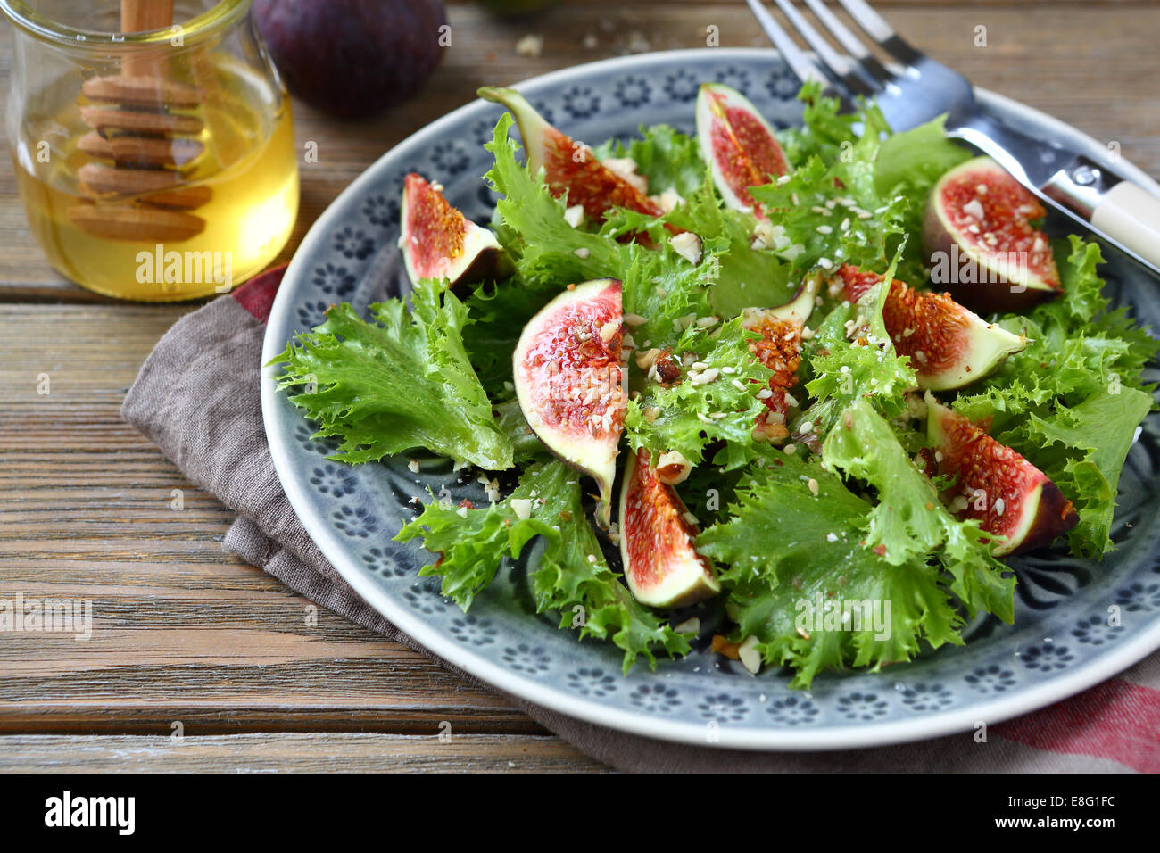 Leichten Salat mit Feigen, Salat und Honig, Nahaufnahme Stockfoto