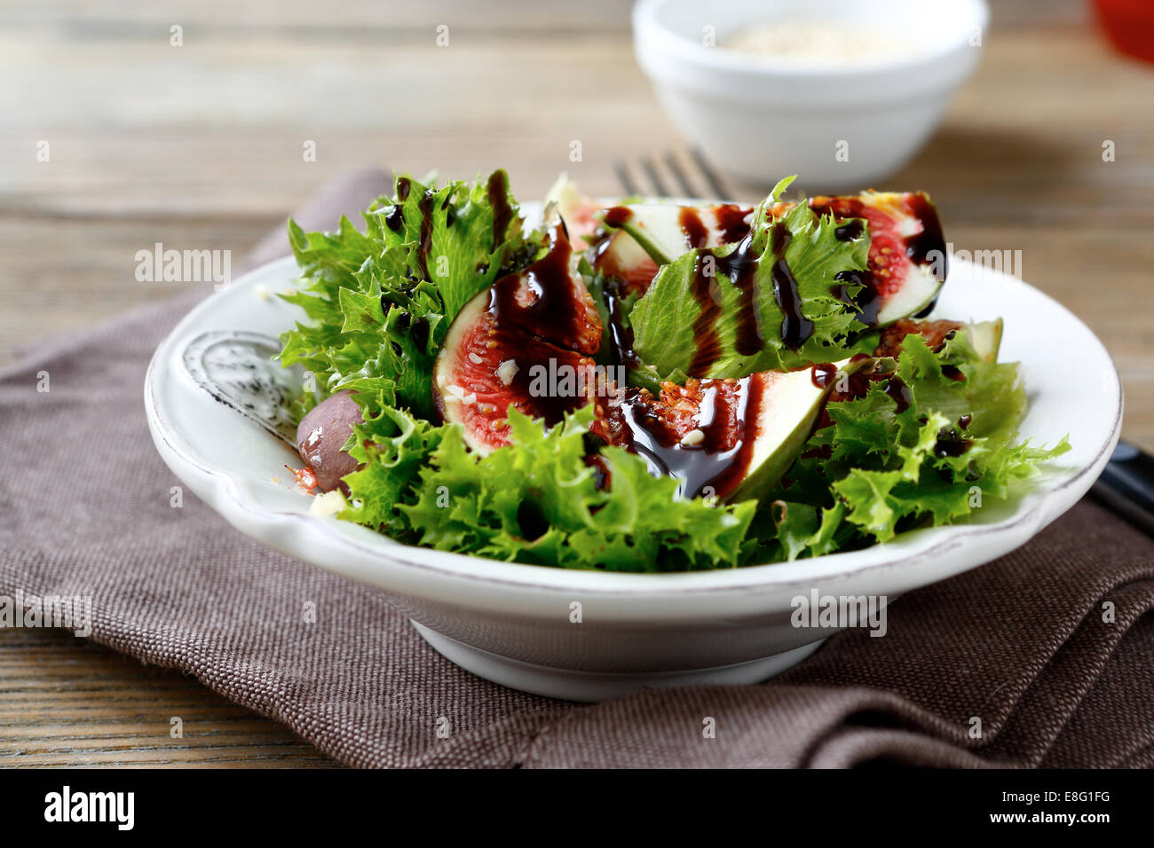 Leichten Salat mit Feigen, Salat und Balsamico-Sauce in einer weißen Schüssel, gesunde Ernährung Stockfoto