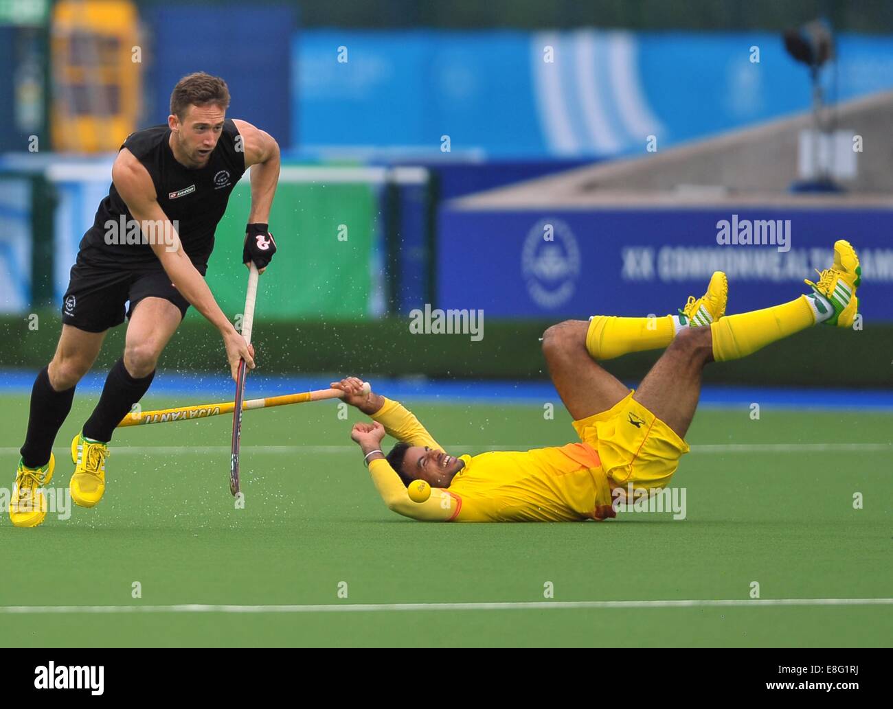 Alex Shaw (NZL) bekommt den Ball, wie Gurbaj Singh (IND) fällt. New Zealand (NZL) V Indien (IND). Herren-Halbfinale. Eishockey. Glasgow-nat Stockfoto