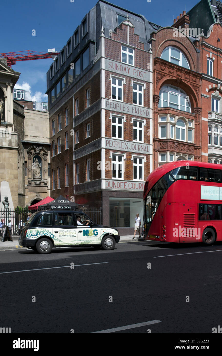 Fleet Street London Sunday Post People Freund Leute Zeitschrift Taxi London Bus bauen Stockfoto