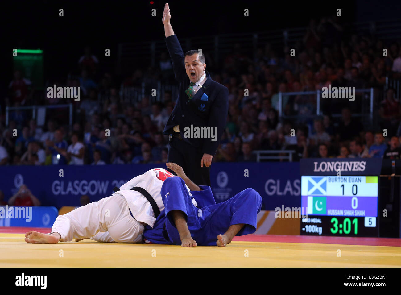 Euan Burton (SCO) (weiß) schlägt Shah Hussain (PAK) (blau) - Judo 100kg Final - SECC - Glasgow Schottland, Glasgow UK - 260714 - 2 Stockfoto