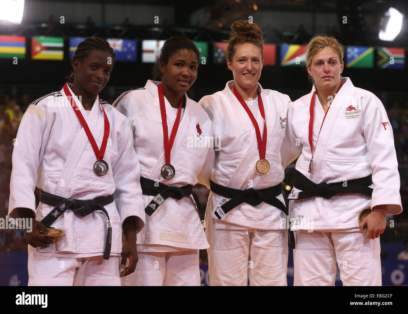 Siegerehrung. Gemma Gibbons (ENG) sieht mit ihrer Silbermedaille niedergeschlagen, als Rivalen Natalie Powell (WAL) nimmt das Gold) - Judo-78 Stockfoto