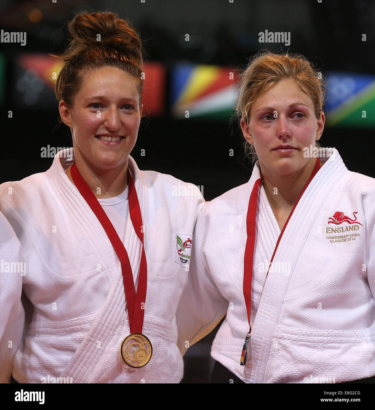 Siegerehrung. Gemma Gibbons (ENG) sieht mit ihrer Silbermedaille niedergeschlagen, als Rivalen Natalie Powell (WAL) nimmt das Gold) - Judo-78 Stockfoto