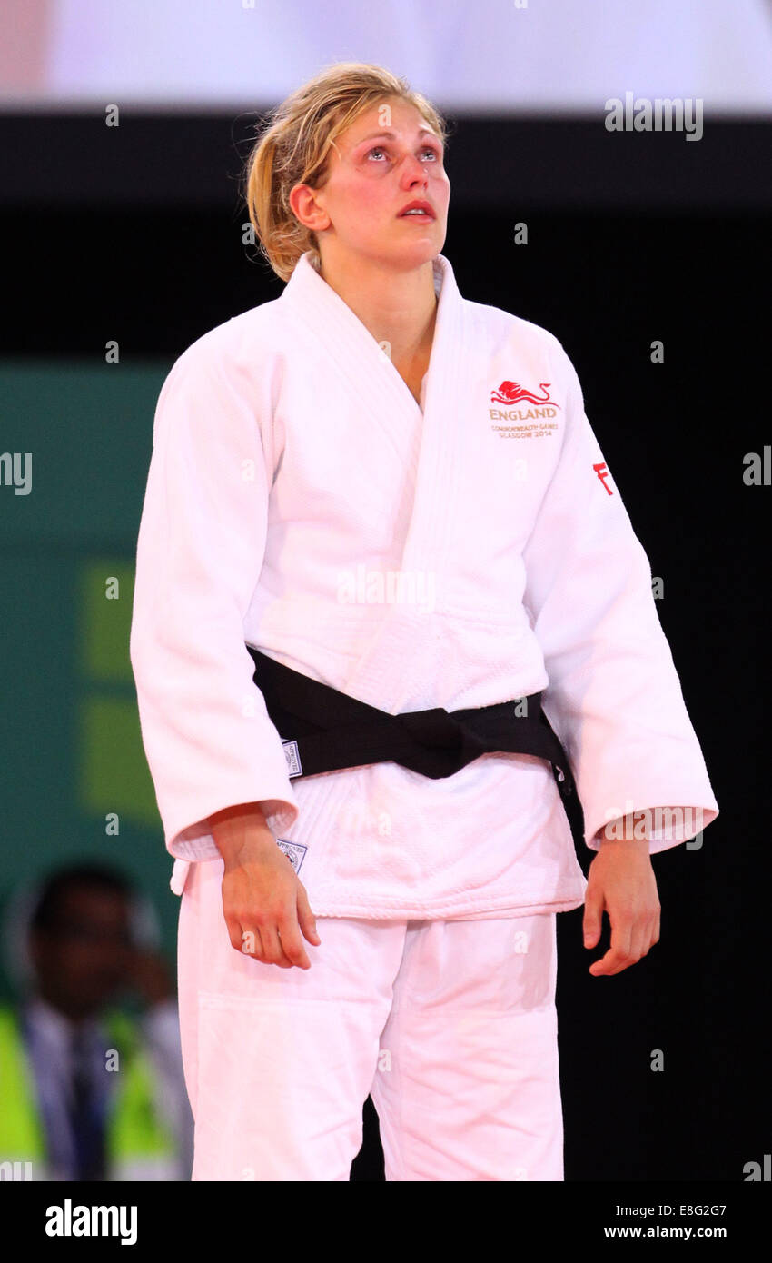 Siegerehrung. Gemma Gibbons (ENG) sieht mit ihrer Silbermedaille niedergeschlagen, wie Natalie Powell (WAL) Rivalen nimmt das Gold - Judo 78k Stockfoto
