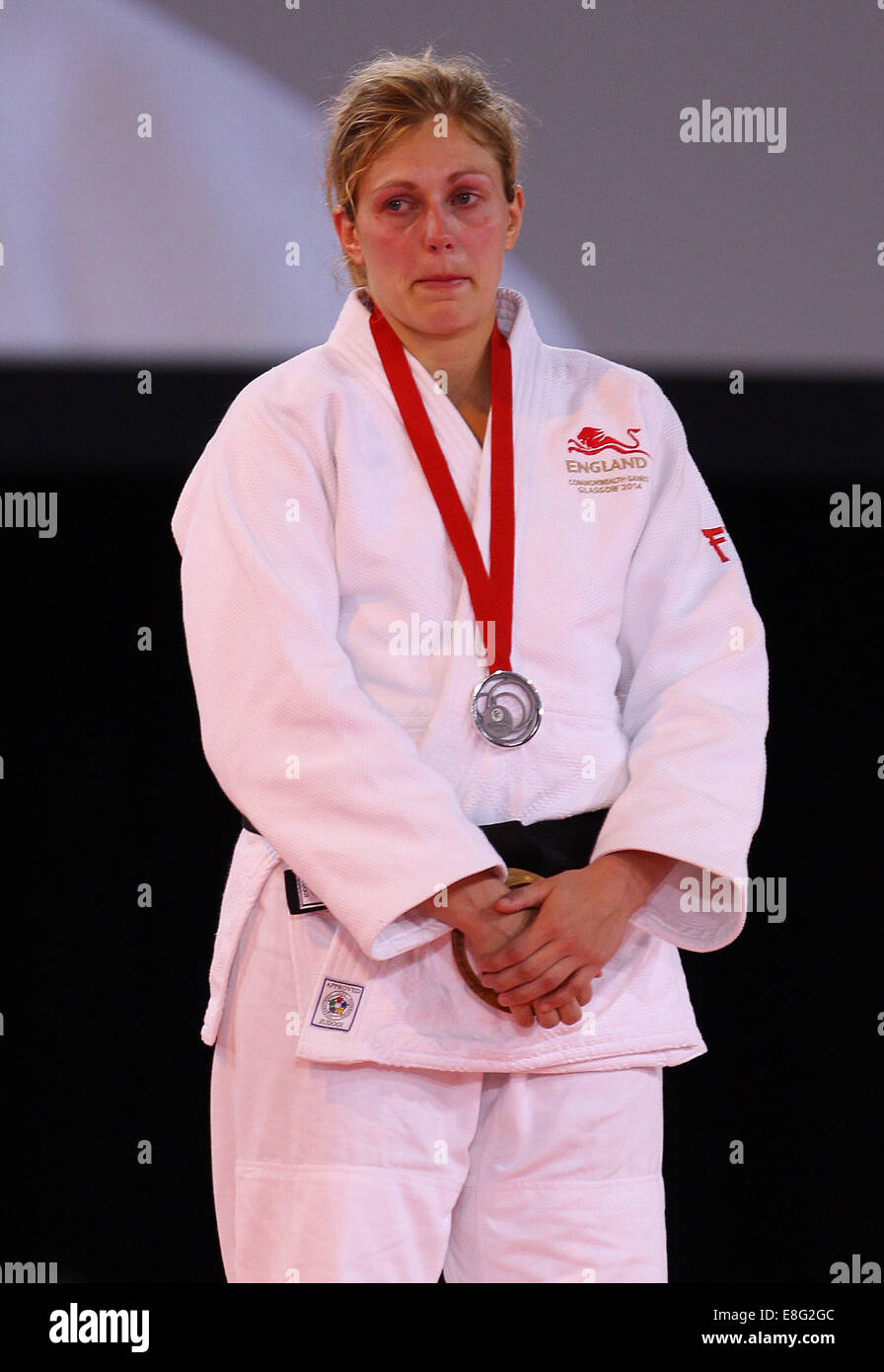Siegerehrung. Gemma Gibbons (ENG) sieht mit ihrer Silbermedaille niedergeschlagen, wie Natalie Powell (WAL) Rivalen nimmt das Gold - Judo 78k Stockfoto