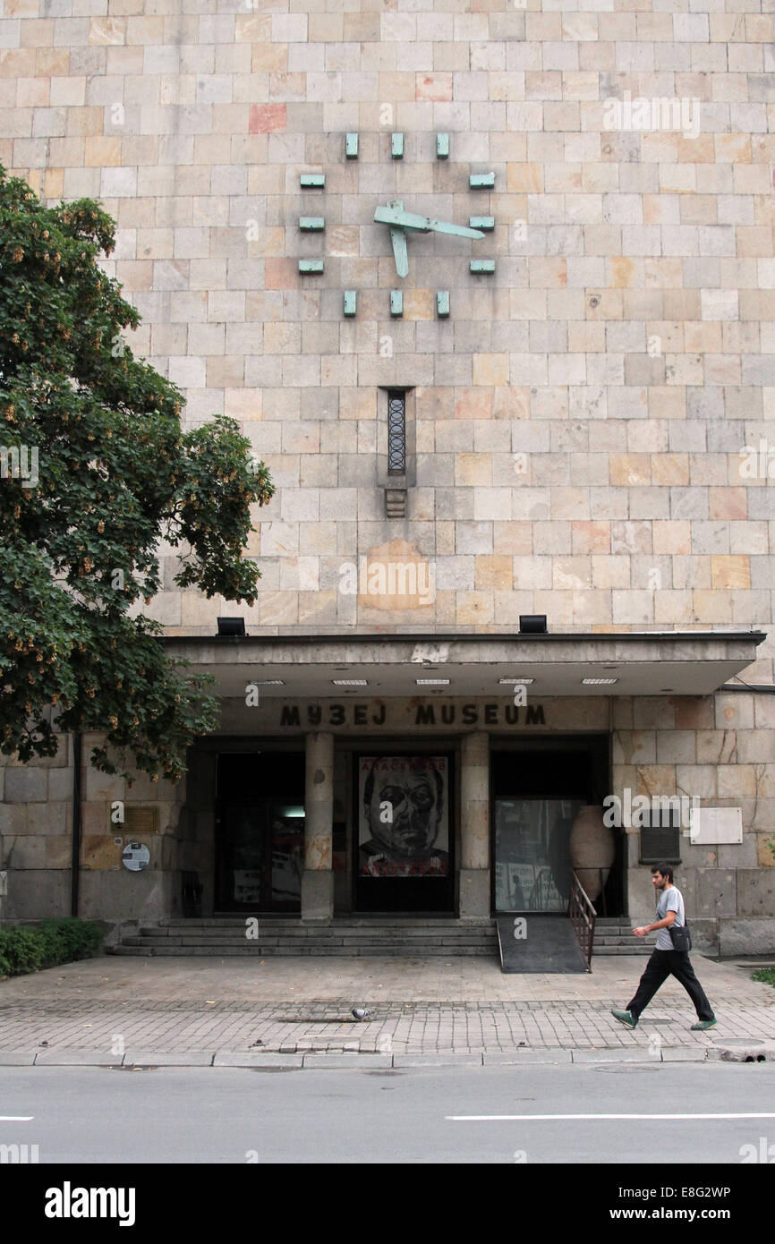 Mann geht hinter dem Eingang zum Museum der Stadt Skopje in Skopje, Mazedonien Stockfoto