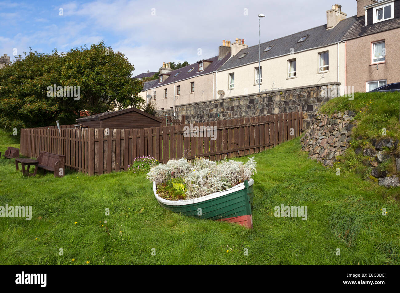 Blumen Sie gefüllten Boot in das kleine Dorf von Tarbert, Insel Harris, Hebriden Scotland UK Stockfoto