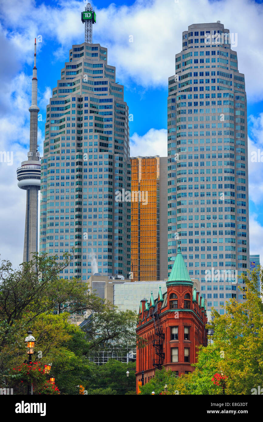 Die Gooderham Building (Flatiron Building) im Gegensatz zu modernen Stadtzentrum gelegene Gebäude, Toronto, Ontario, Kanada Stockfoto