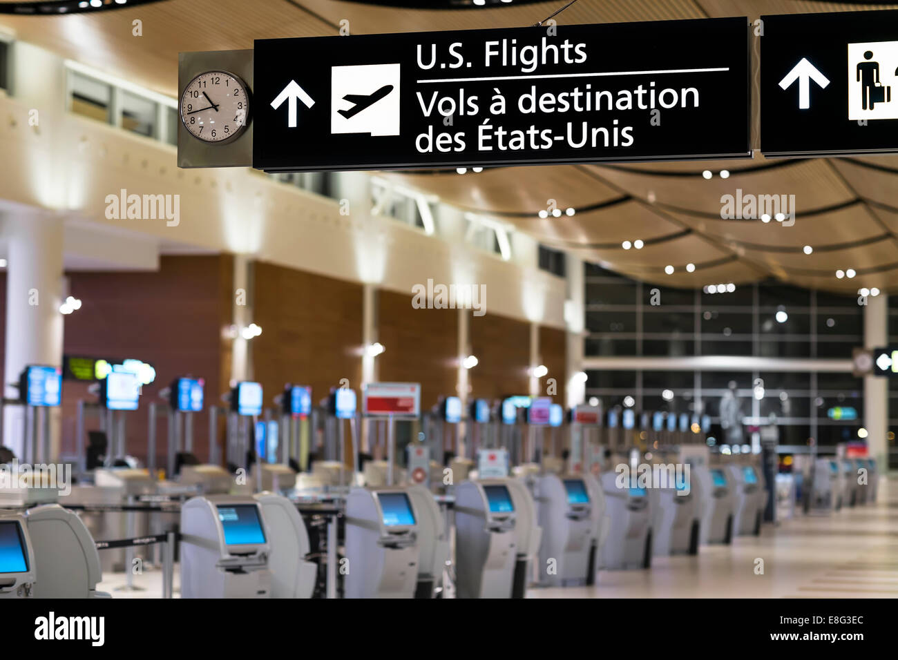 Flüge in die USA melden Sie sich an einem Flughafen terminal, James Armstrong Richardson International Airport, Winnipeg, Manitoba, Kanada Stockfoto