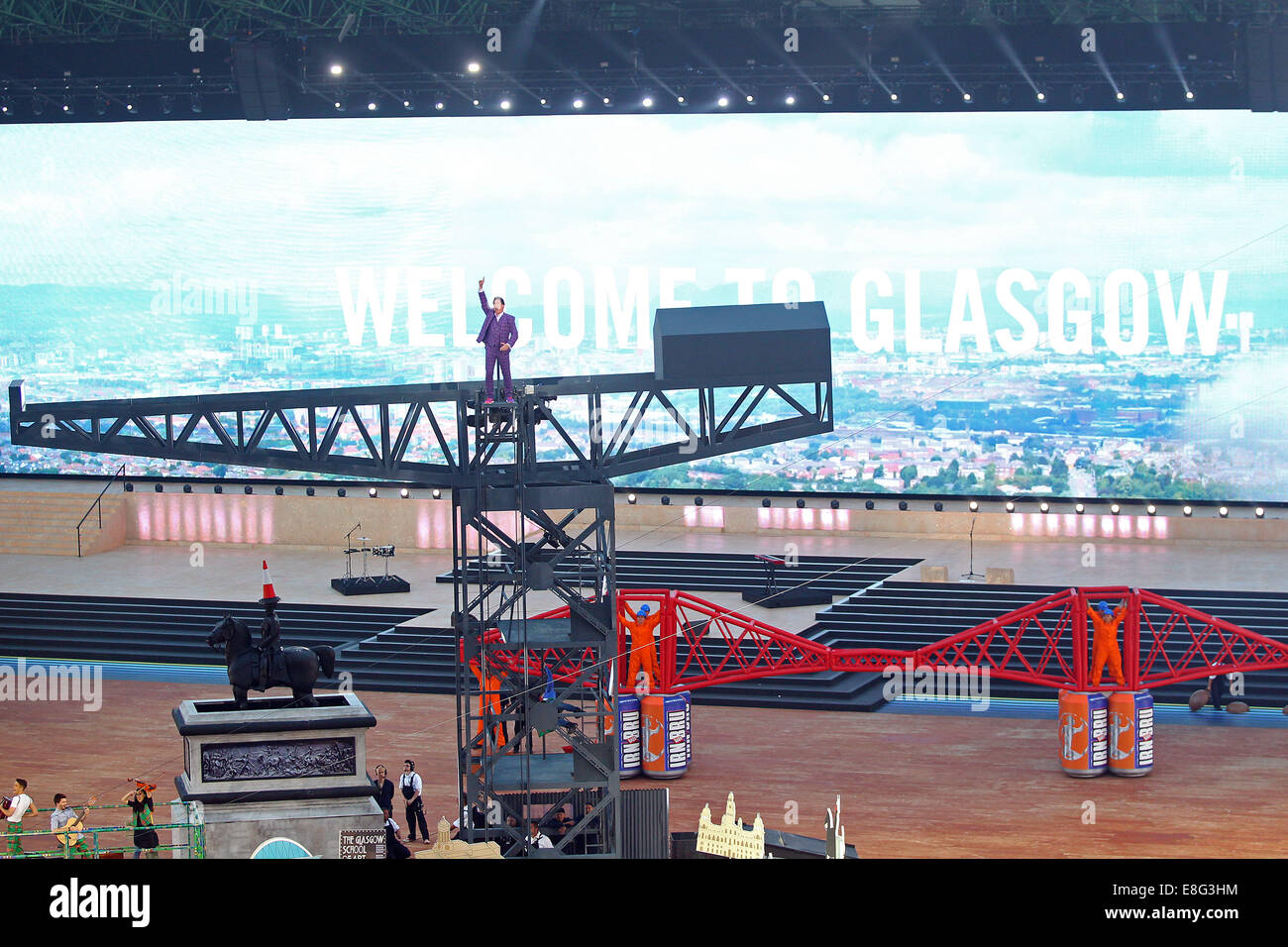 John Barrowman singt als der große Bildschirm sagt Willkommen in Glasgow. Eröffnung - Celtic Park - Glasgow, Schottland, Großbritannien - 230714 Stockfoto