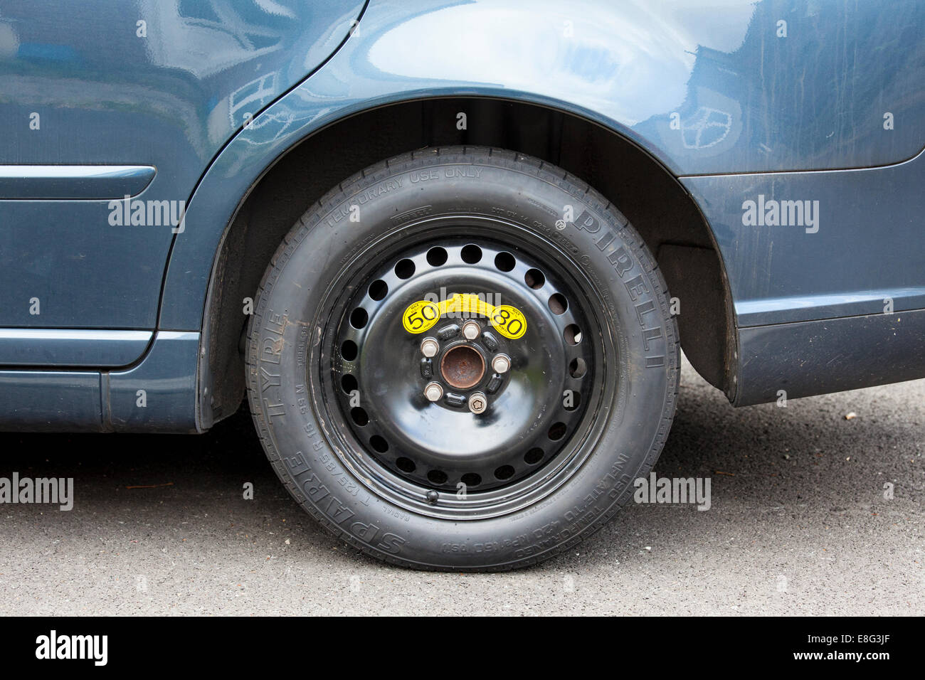 Notfall Reserverad montiert, Auto Stockfotografie - Alamy