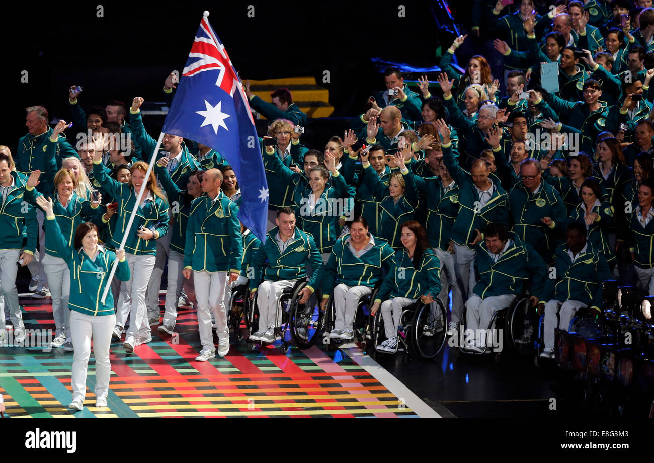 Australische Fahnenträger Radfahrer Anna Meares führt in der australischen Mannschaft. Eröffnung - Celtic Park - Glasgow, Schottland, UK - 23. Stockfoto
