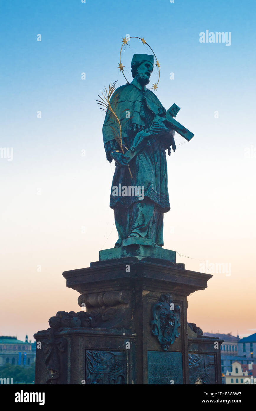 John der Nepomuk-Statue auf der Karlsbrücke in Prag in den frühen Morgenstunden. Stockfoto