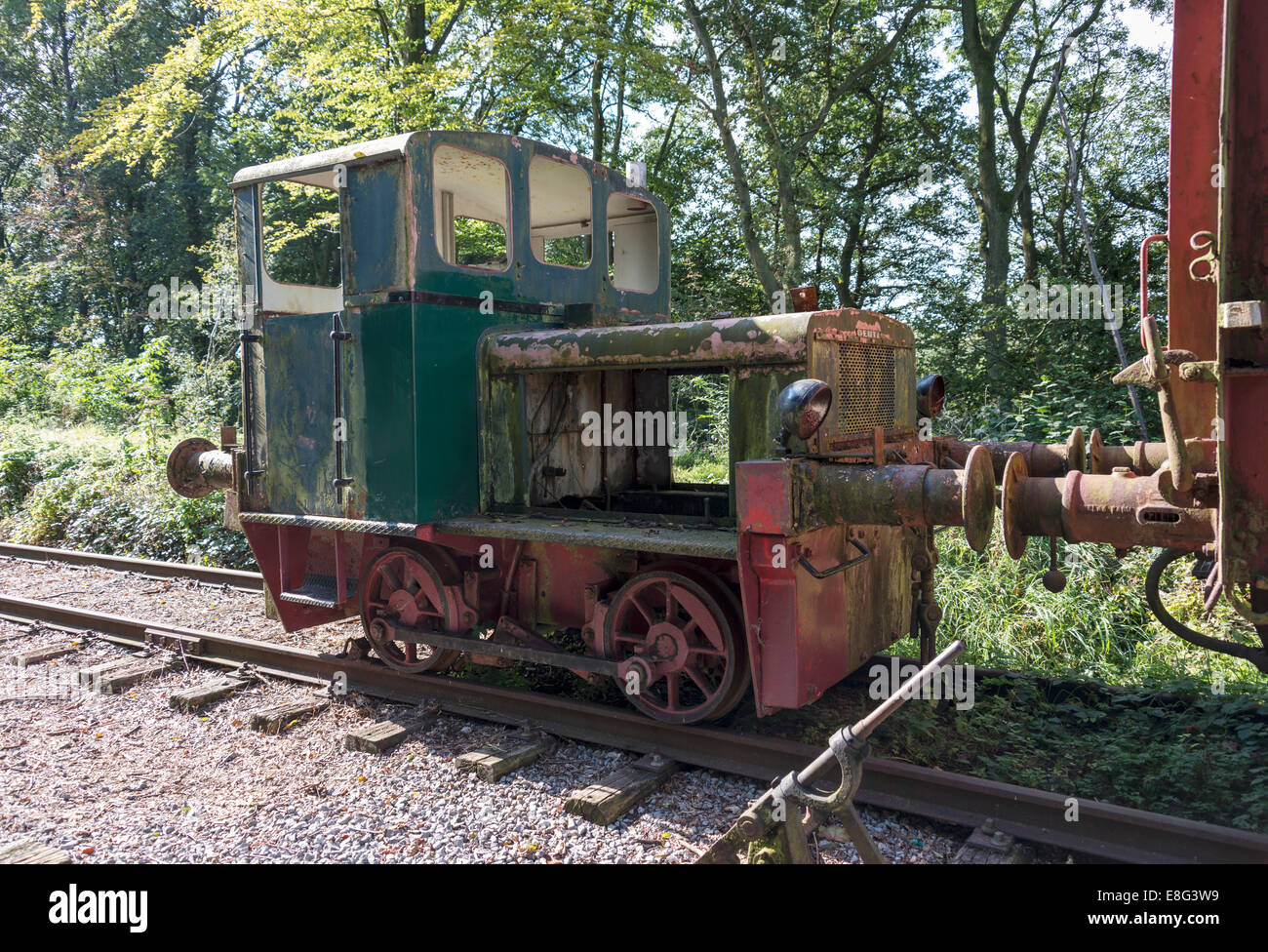 alte verrostete kleine grüne Lokomotive aus dem Zug am Bahnhof Hombourg in Belgien Stockfoto