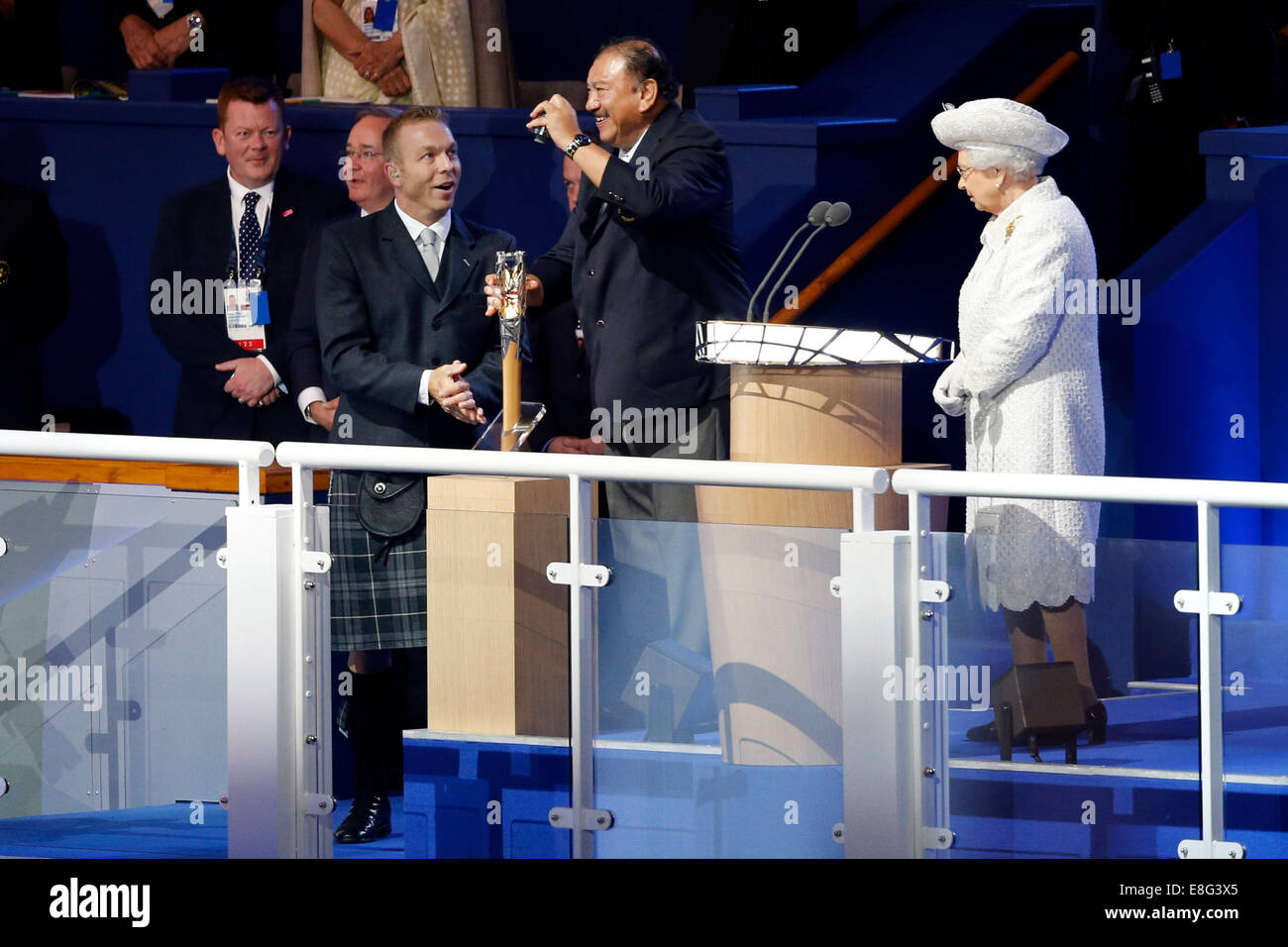 Sir Chris Hoy versucht, den Queens-Stab von Präsident der Commonwealth Games Federation Prinz Imran und Königin El beobachtet zu öffnen Stockfoto