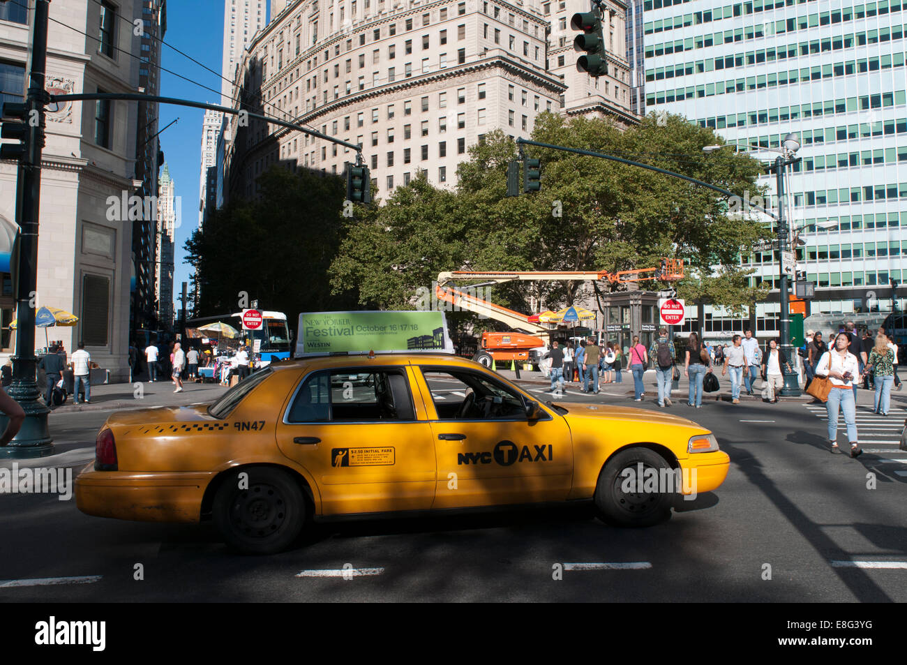 In Battery Park City, Manhattan, wartet ein Taxi auf Passagiere. Einige New Yorker Taxis tragen Werbung auf ihren Dächern. Ansicht von Gebäuden und Taxi in Weststraße / Hudson River Greenway von Batterie Pl / Battery Park, Lower Manhattan, New York City. Stockfoto
