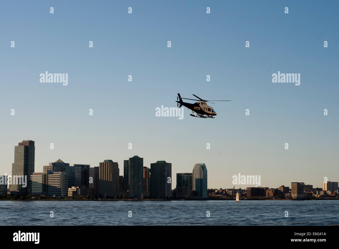 New York City Polizei-Abteilung Hafen-Einheit Hubschrauber auf dem Hudson River im Hafen von New York-New York-USA Stockfoto