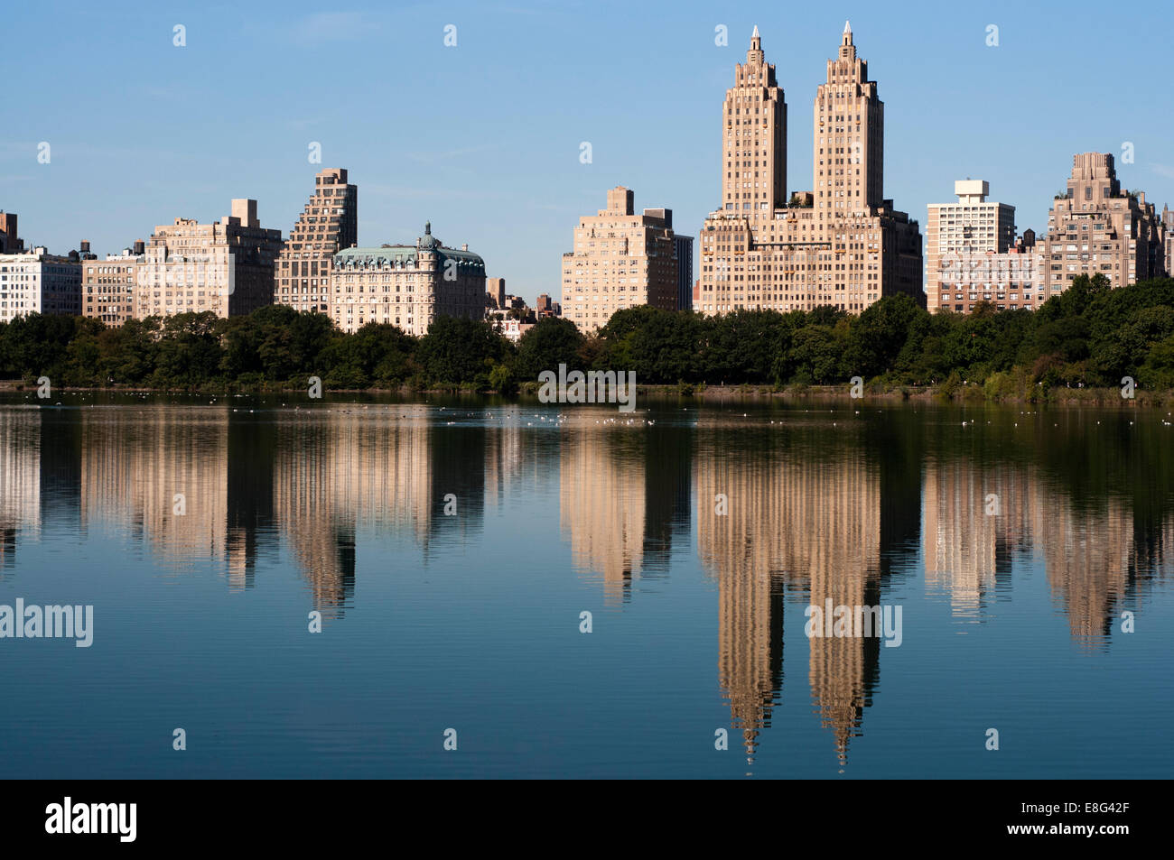Skyline von Central Park West gesehen vom See im Central Park New York City. Der Central Park Lake, in Verbindung mit dem Ra Stockfoto