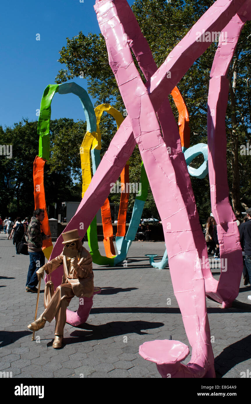 Menschliche Statue im Central Park. Golden Golden Guy Kerl ist unser persönlicher Favorit – es braucht Hingabe an Ihren gesamten Körper Sprühfarbe Stockfoto