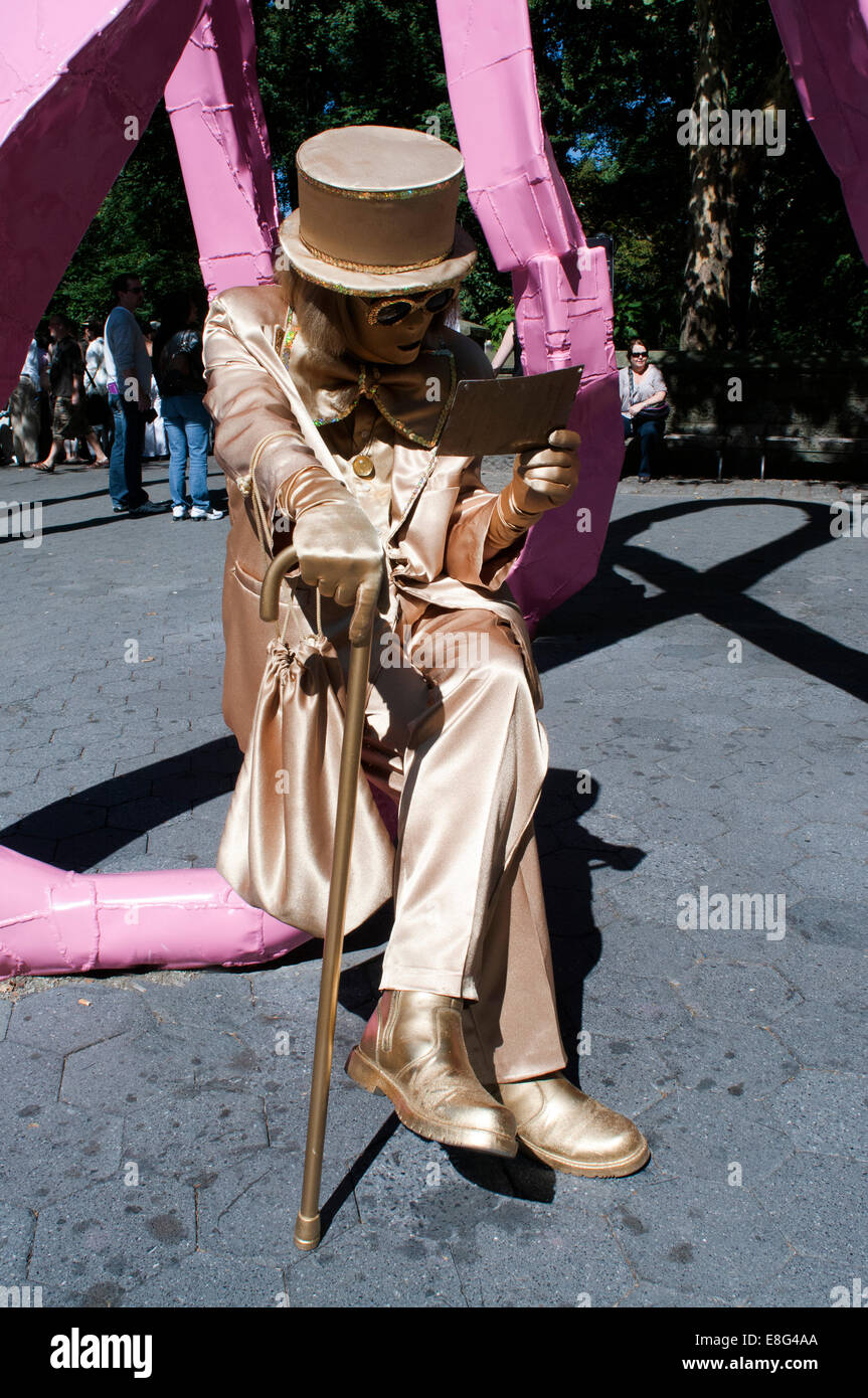 Menschliche Statue im Central Park. Golden Golden Guy Kerl ist unser persönlicher Favorit – es braucht Hingabe an Ihren gesamten Körper Sprühfarbe Stockfoto