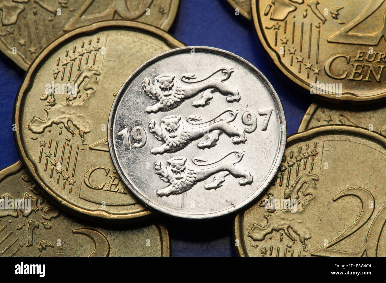 Münzen von Estland. Estnische Staatswappen in der alten estnischen 20 Senti-Münze abgebildet. Stockfoto