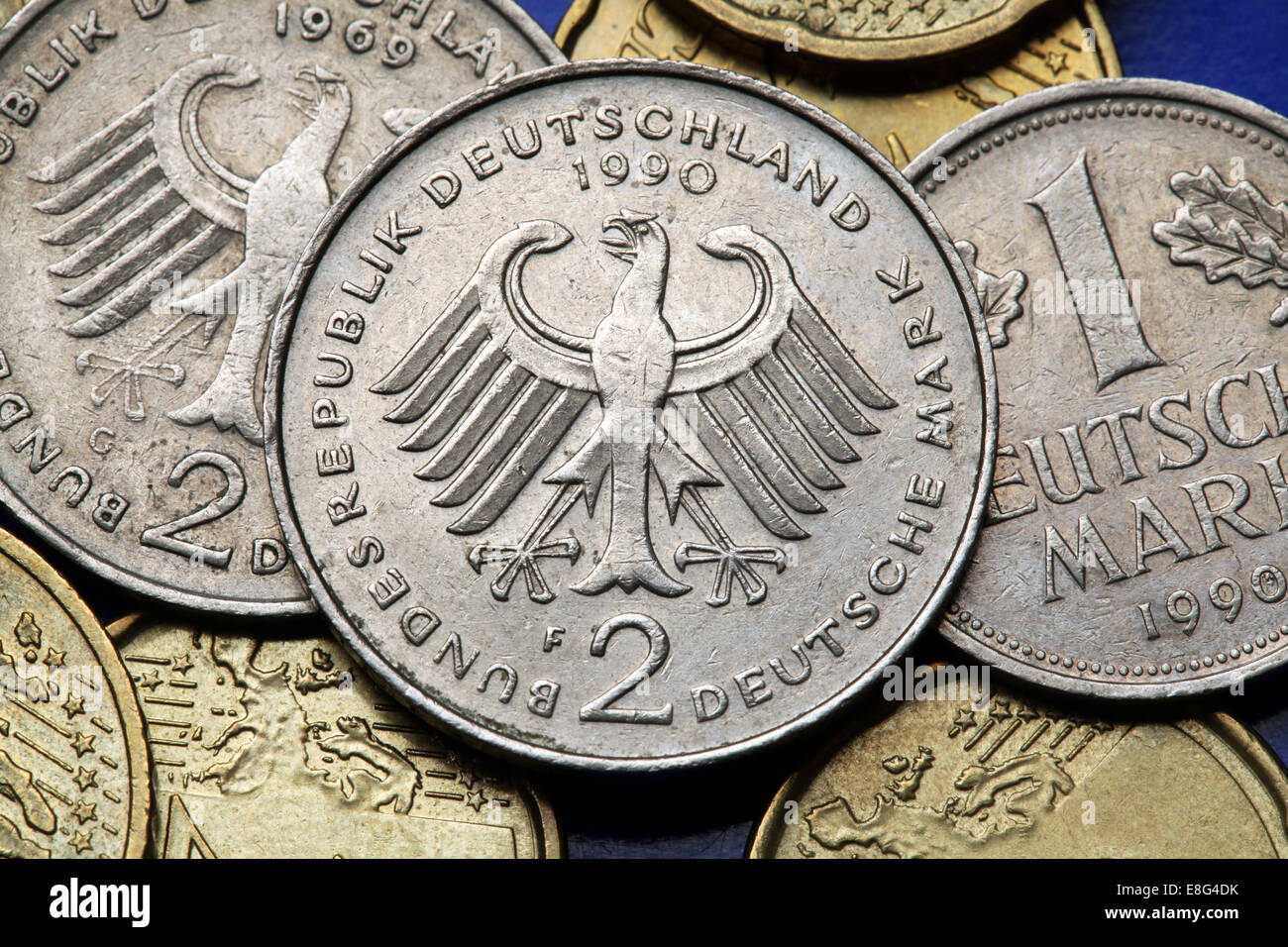 Münzen aus Deutschland. Bundesadler dargestellt in alten D-Mark-Münzen. Stockfoto