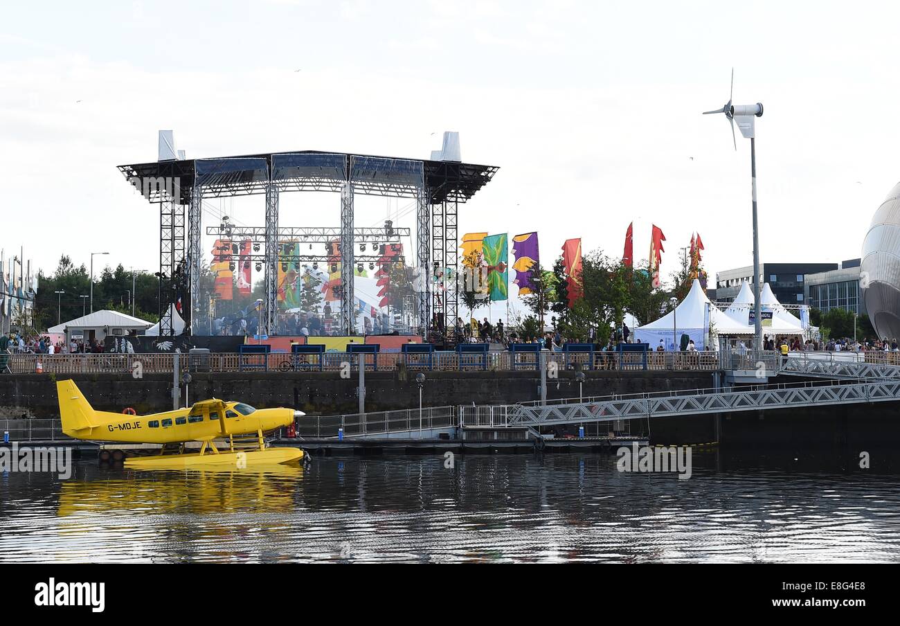 Bühne neben BBC Schottland, mit Boot Flugzeug in den Vordergrund. River Clyde, Glasgow, Schottland, Großbritannien - 220714 - Glasgow 201 Stockfoto