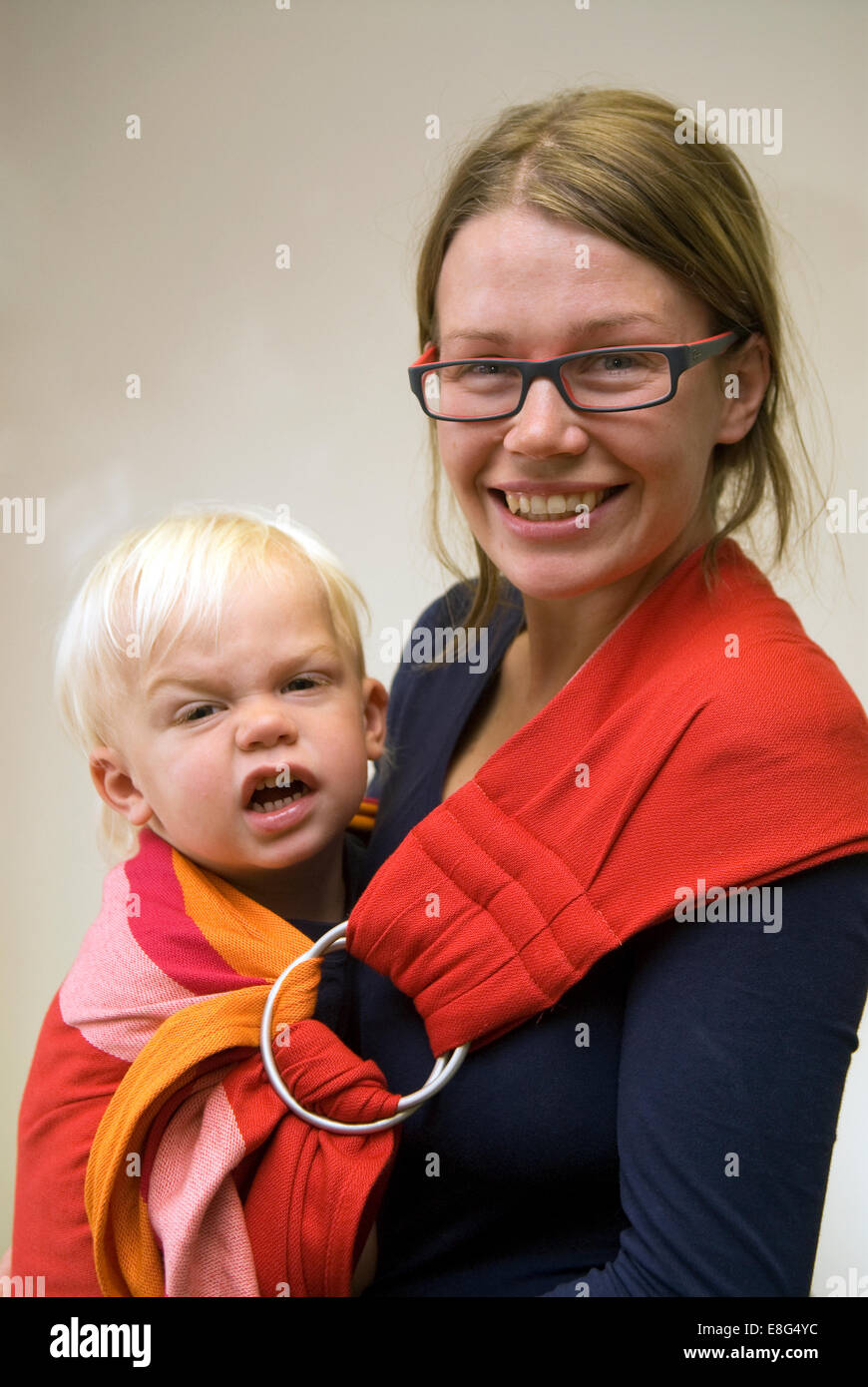 Junge Mutter ihre 2 Jahre alten Sohn in einem babytragetuch, Farnham, Surrey, Großbritannien. Stockfoto