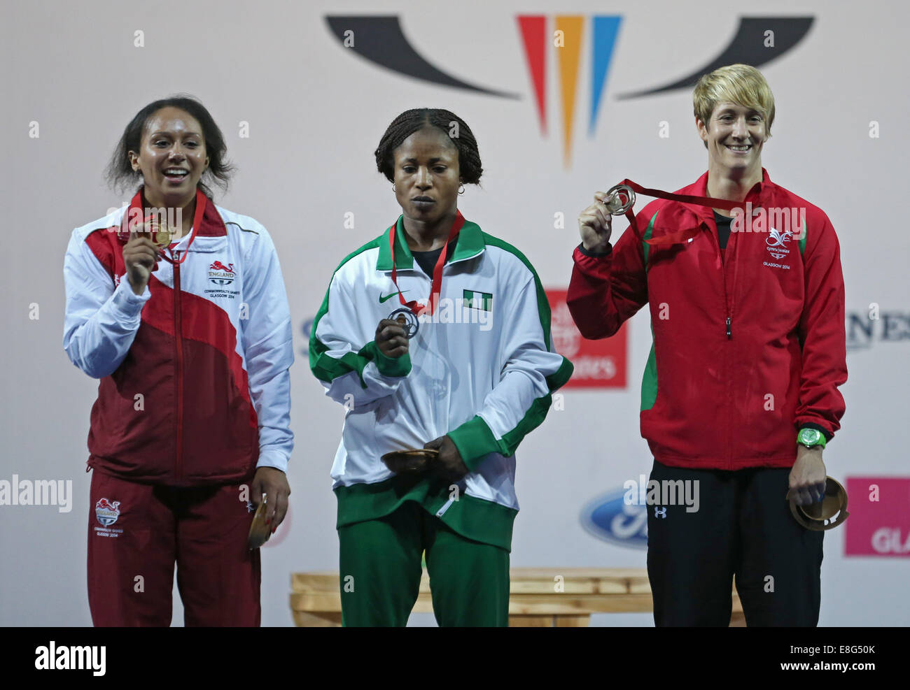 Medaille Zeremonie. Zoe Smith (GER) gewinnt die Goldmedaille, Ndidi Winifred (NGR) gewinnt die Silbermedaille und Michaela Breeze (WAL) th Stockfoto
