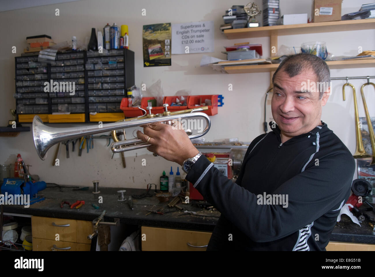 Trompete-Hersteller bei der Arbeit in seiner Werkstatt, Elstead, Surrey, UK. Stockfoto