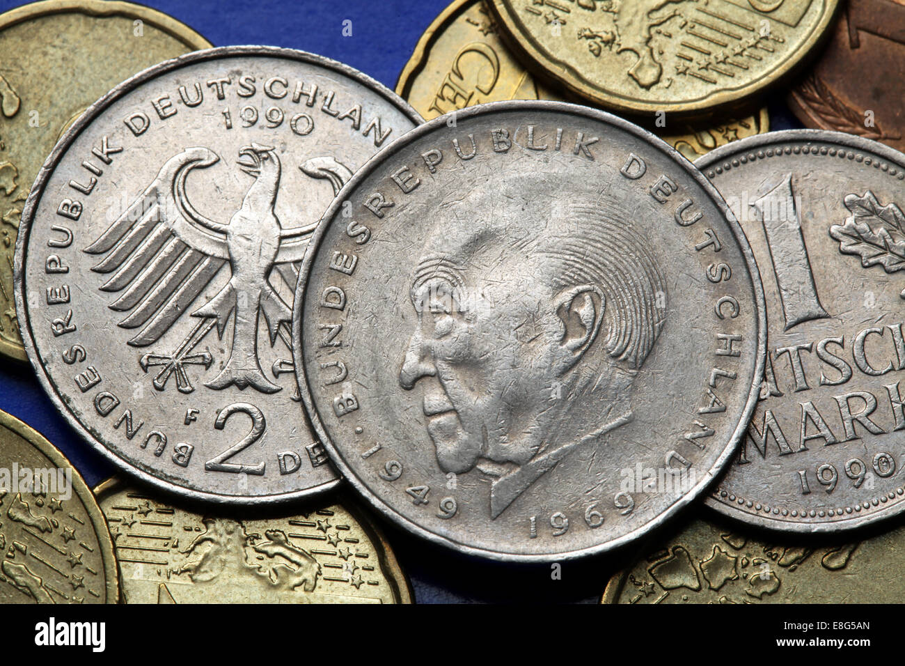 Münzen aus Deutschland. Deutscher Staatsmann Konrad Adenauer und der Bundesadler in alten D-Mark-Münzen abgebildet. Stockfoto