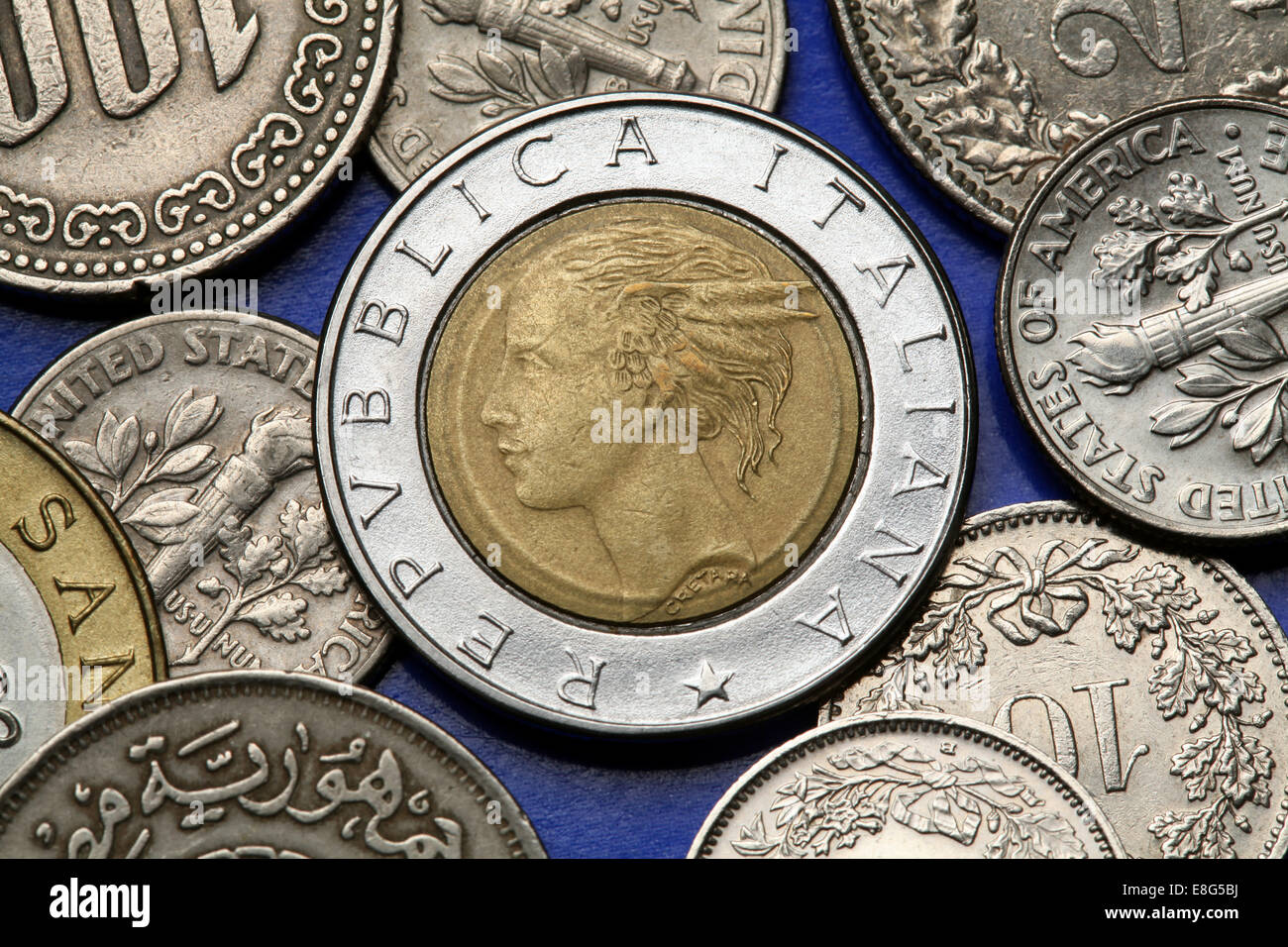 Münzen aus Italien. Allegorie von Italien, entworfen von Laura Cretara dargestellt in der alten italienischen 500 Lira-Münze. Stockfoto