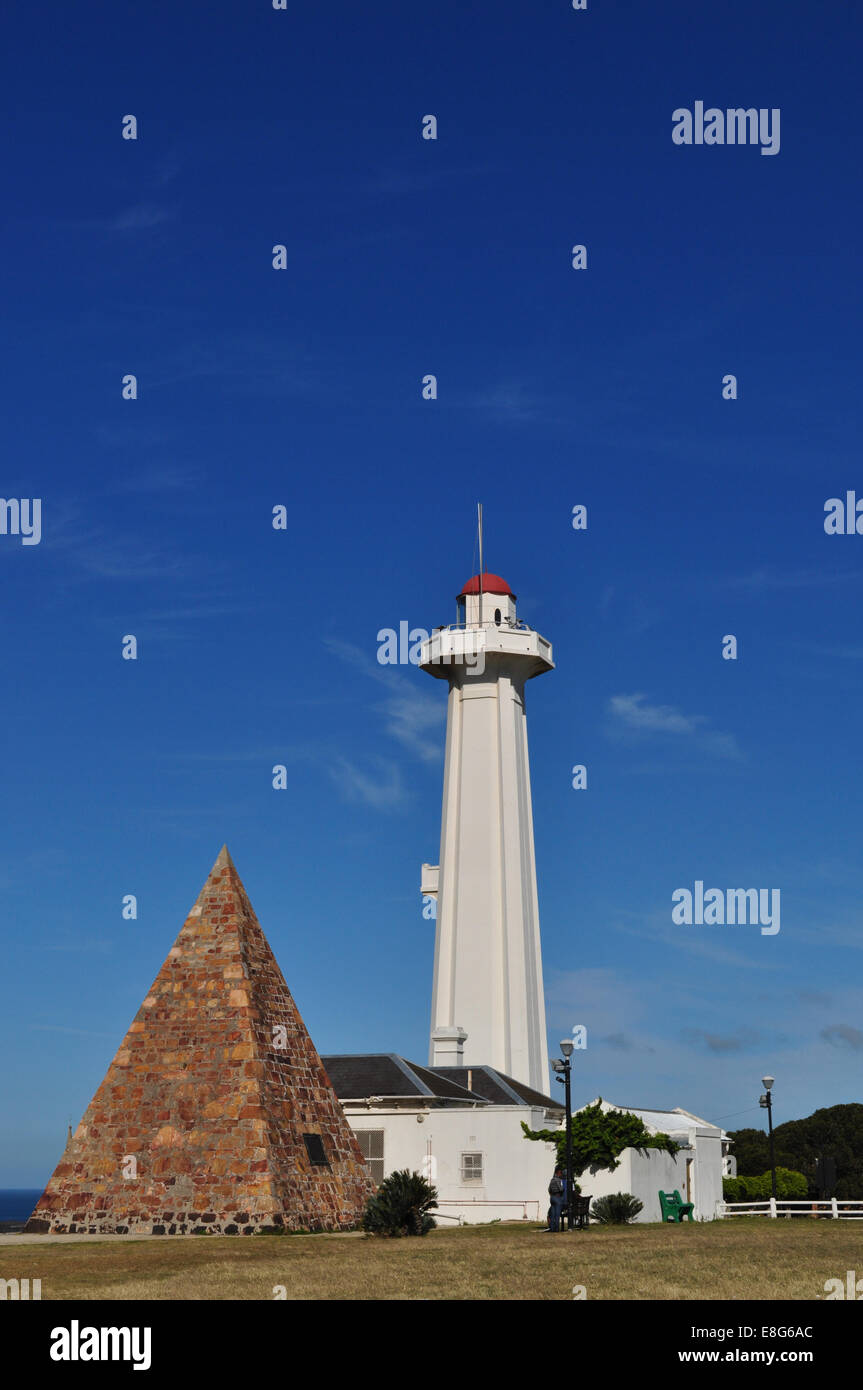 Port Elizabeth: Pyramide in 1829 errichtet von Sir Rufane Donkin in Erinnerung an seine Frau Elisabeth, nach dem der Ort benannt wurde, und den Leuchtturm (1861) Stockfoto