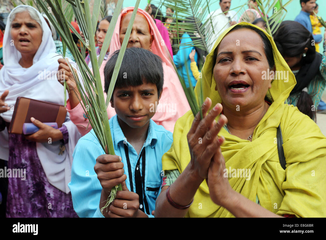 Katholische christliche Pilger marschieren während der Palmsonntag Prozession durch das christliche Viertel Youhanabad von Lahore, Pakistan Stockfoto