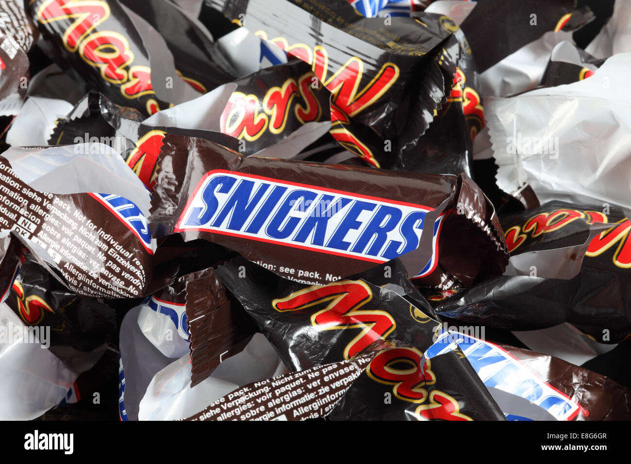 Tambow, Russische Föderation - 2. September 2012 leeren Bonbonverpackungen von Snickers und Mars Minis candy Bars Heap. Stockfoto