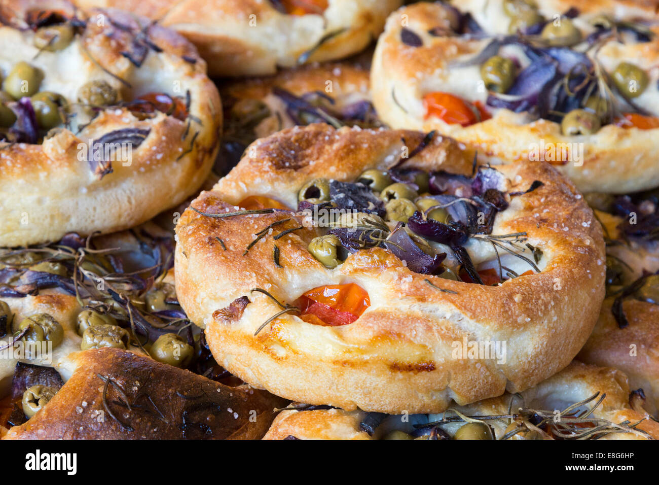 Focaccia, Handwerker Brot, italienisches Fladenbrot mit Kräutern, Oliven und Tomaten. Stockfoto