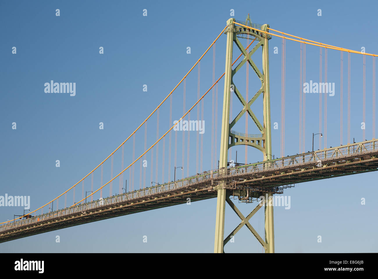 Verkehr-Brücke am sonnigen Tag mit blauem Himmel. Stockfoto