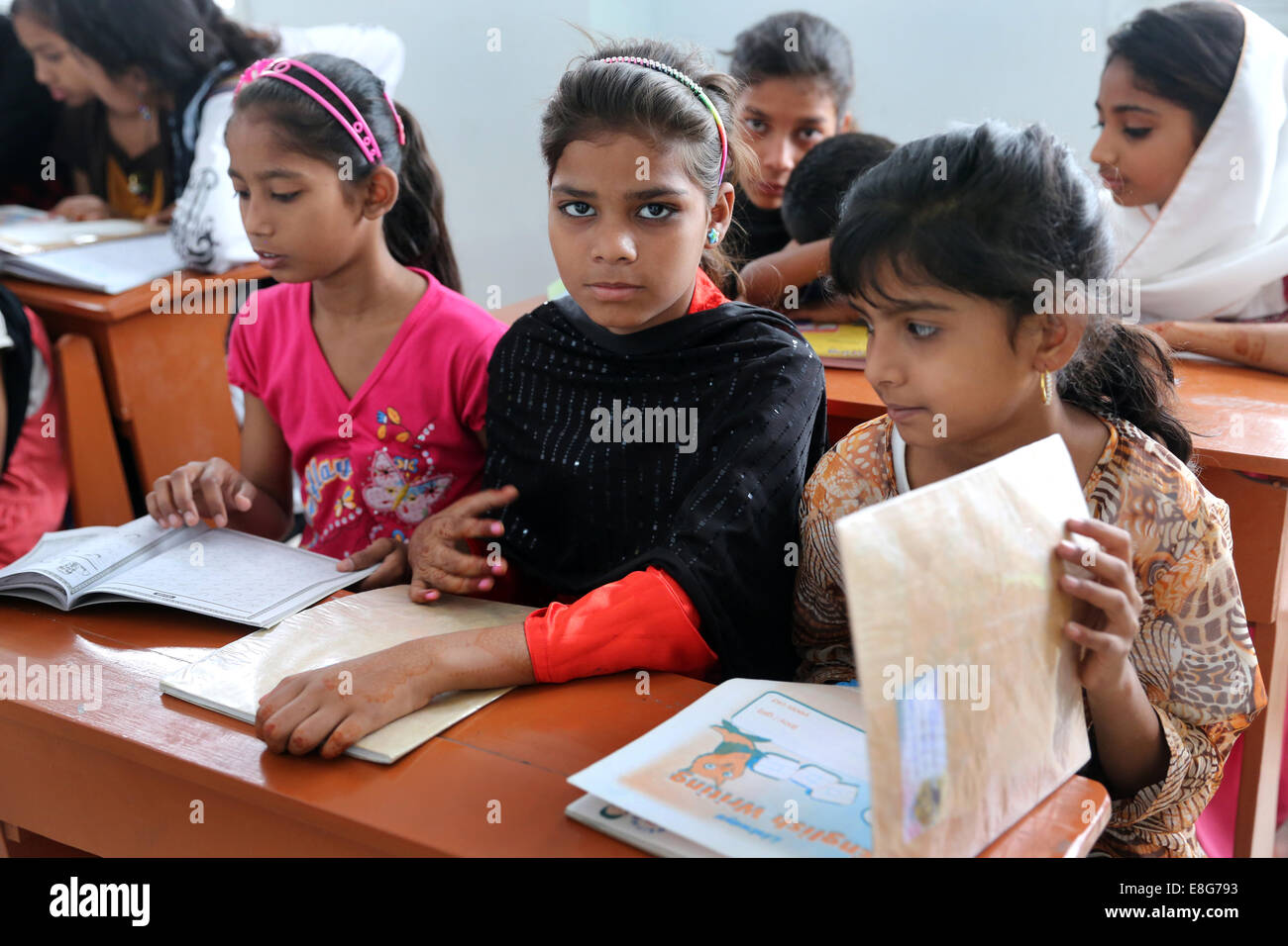 Kinder mit der religiösen Erziehung in einem Klassenzimmer einer Schule in Karachi, Pakistan Stockfoto