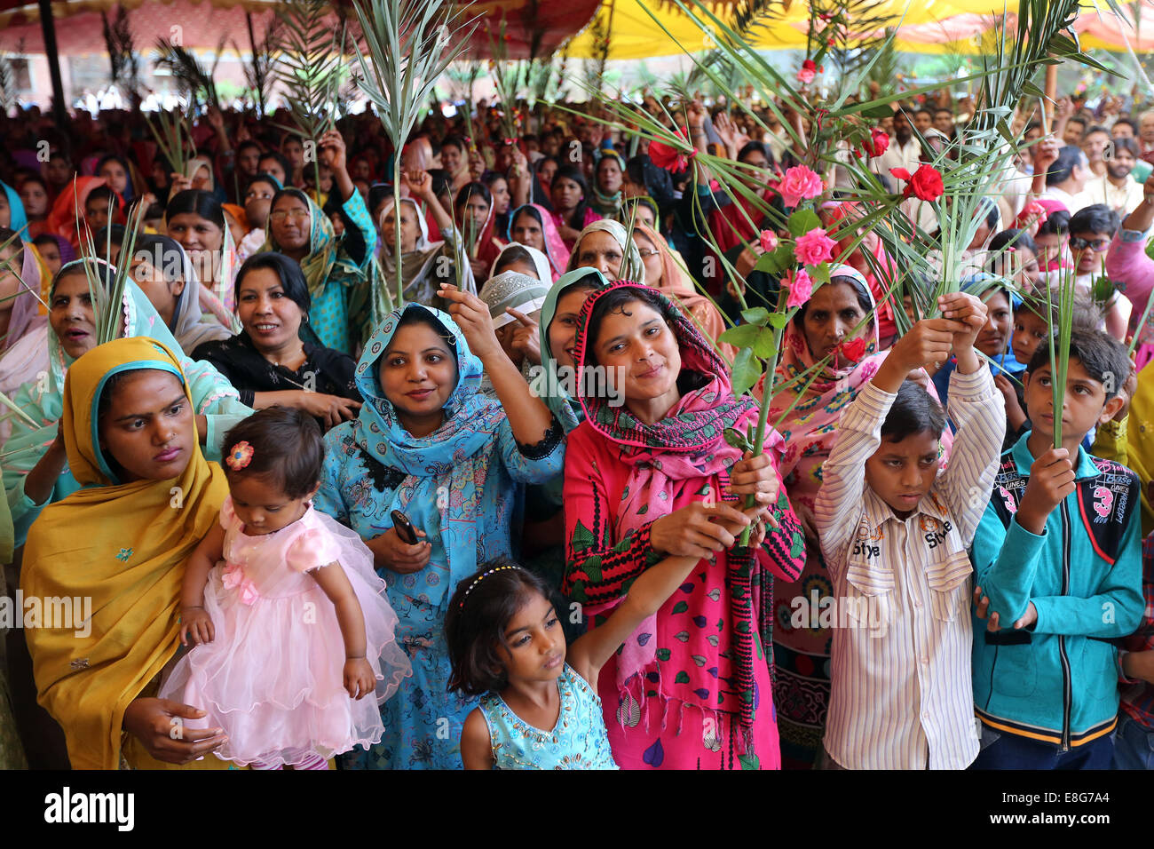 Katholische christliche Pilger marschieren während der Palmsonntag Prozession durch das christliche Viertel Youhanabad von Lahore, Pakistan Stockfoto