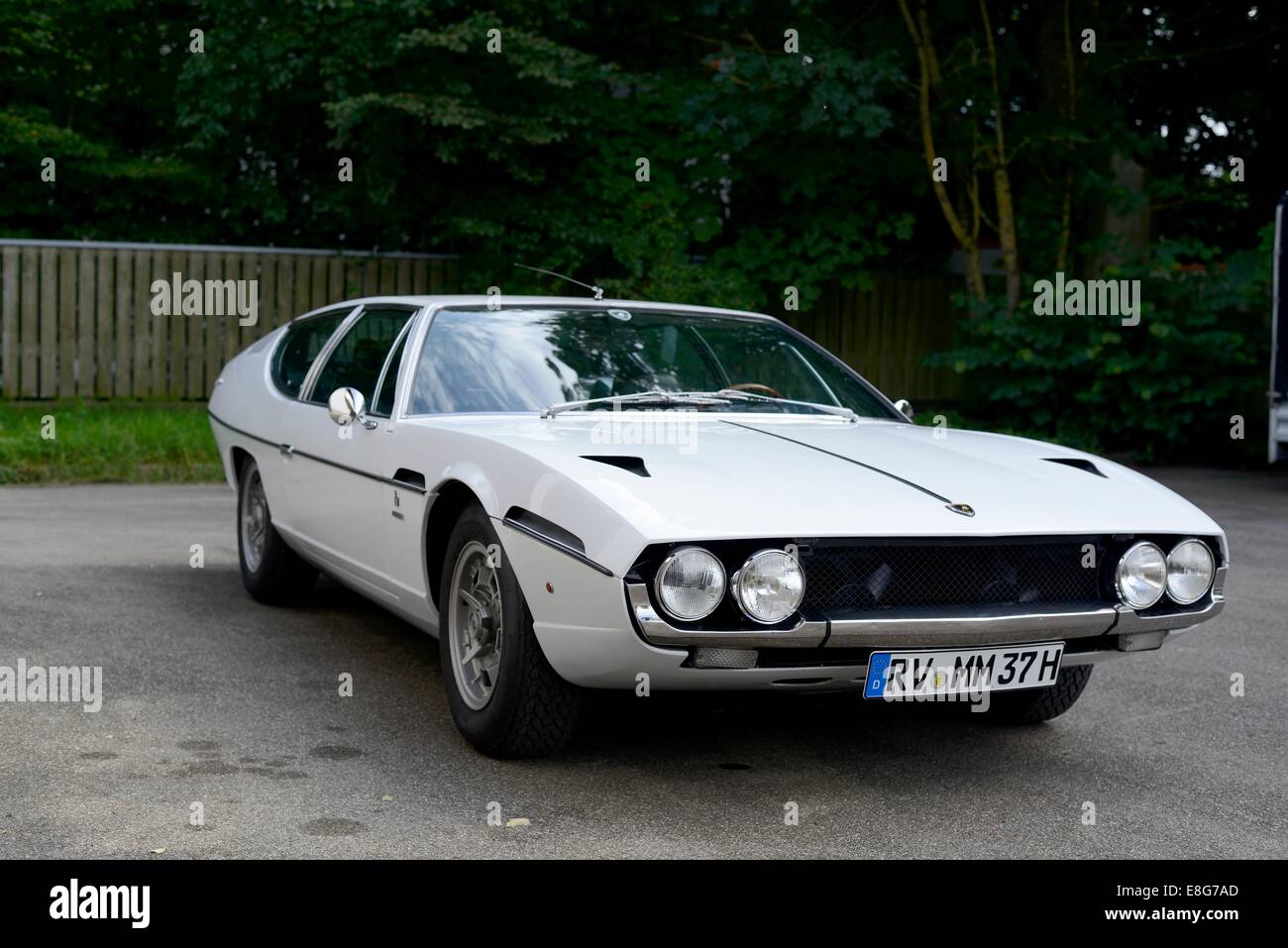 Weißen Lamborghini Espada Oldtimer stehen auf Asphalt Stockfoto