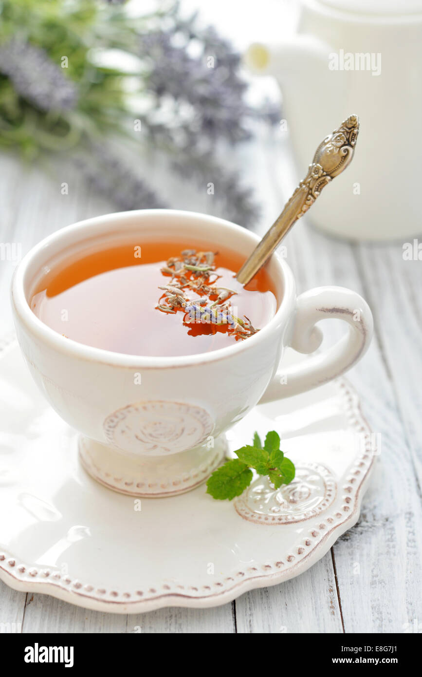 Lavendel Tee in Tasse Closeup on White Stockfoto