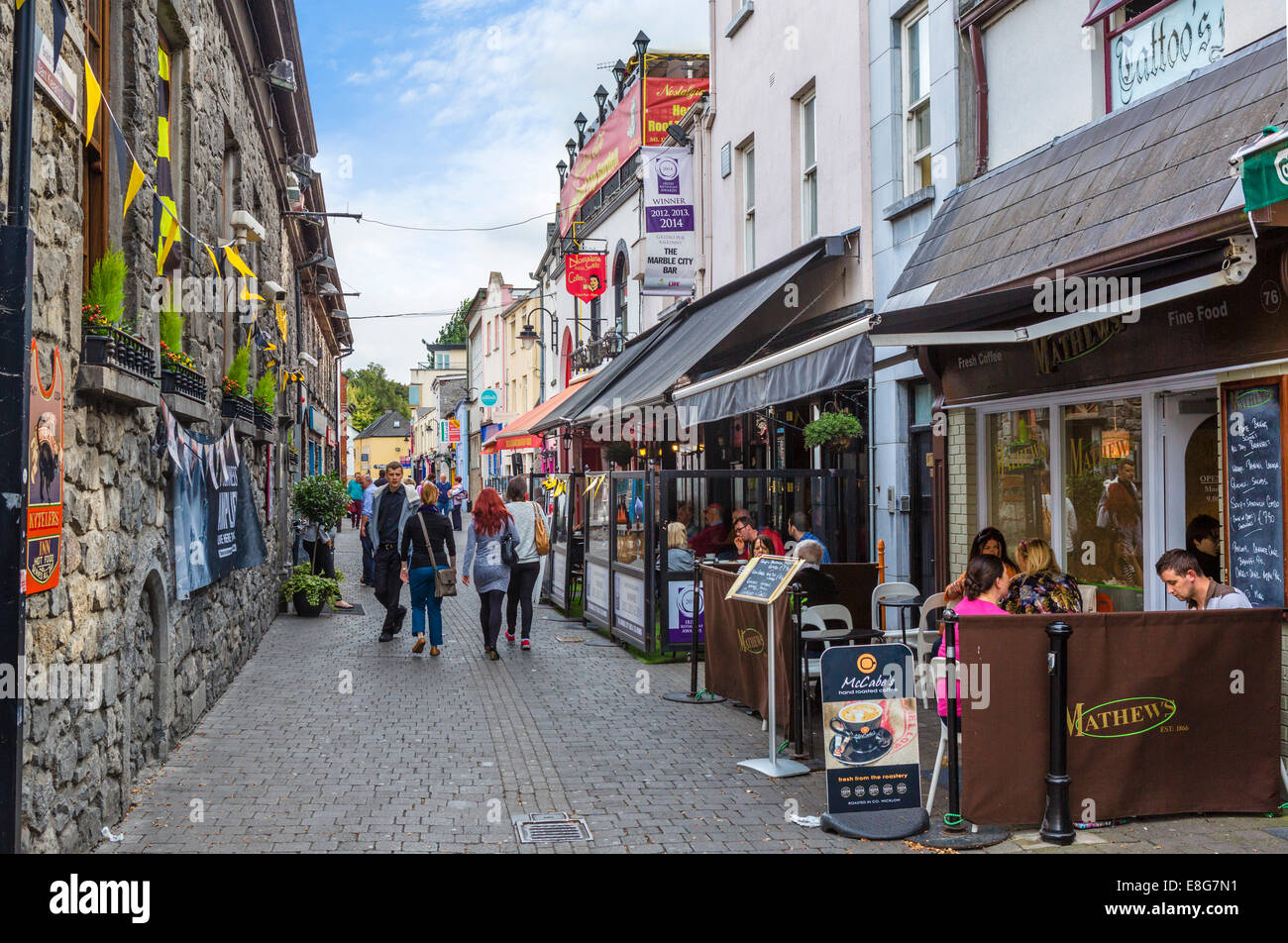 Bars und Cafés auf St. Kieran Street im Zentrum Stadt, Kilkenny Stadt, Grafschaft Kilkenny, Irland Stockfoto