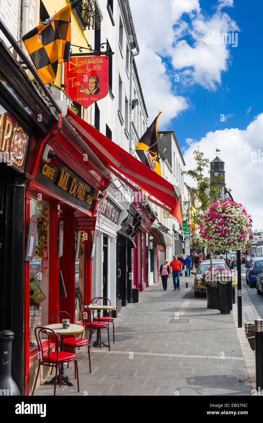 Geschäfte und ein Café auf der High Street in der Innenstadt, Kilkenny Stadt, Grafschaft Kilkenny, Irland Stockfoto