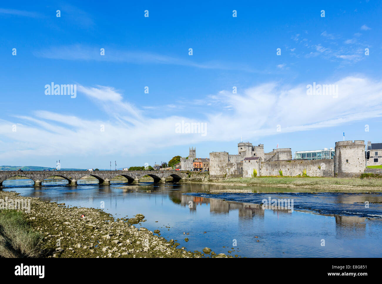 König-Johann Schloss und Thomond Bridge River Shannon von Clancy es Strand, Stadt Limerick, County Limerick, Irland Stockfoto
